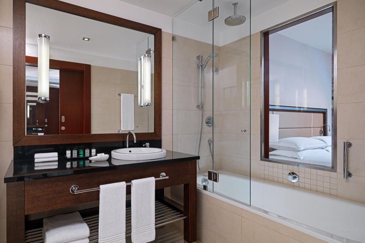 Executive room Club Lounge Spa access level Guest room,1350875212:JPEG