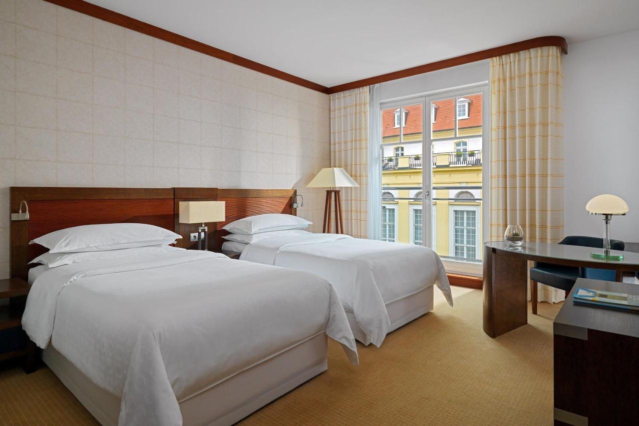 Deluxe Guest room 2 Twin or Single Beds Partial sea view,1404247370:JPEG